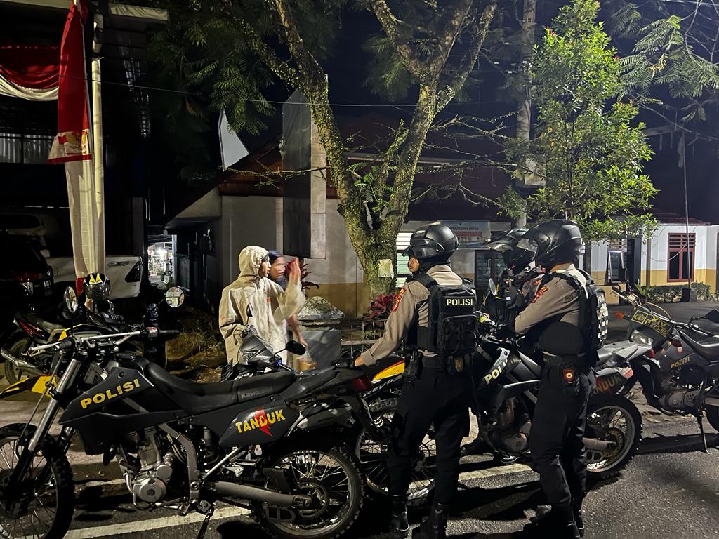 Antisipasi Gangguan Kamtibmas di malam Hari Kapolres Tana Toraja Turunkan Personil Laksanakan Patroli
