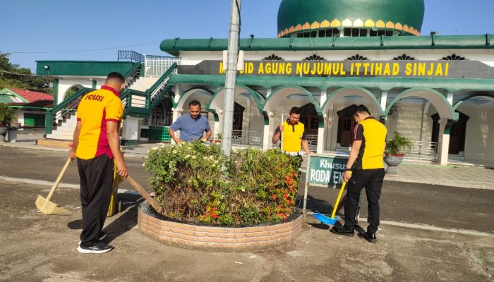 HUT Lantas Ke-68, Sat Lantas Polres Sinjai Gelar Bakti Sosial Korvei di Masjid