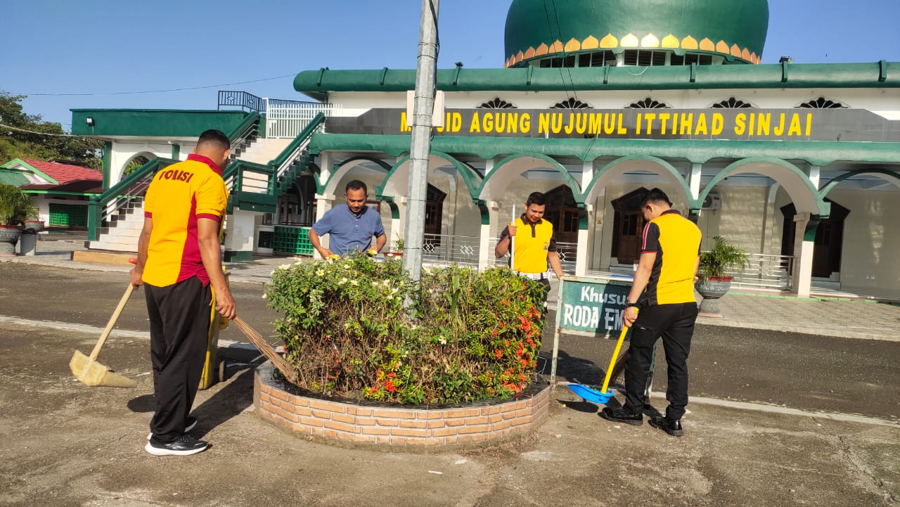 HUT Lantas Ke-68, Sat Lantas Polres Sinjai Gelar Bakti Sosial Korvei di Masjid