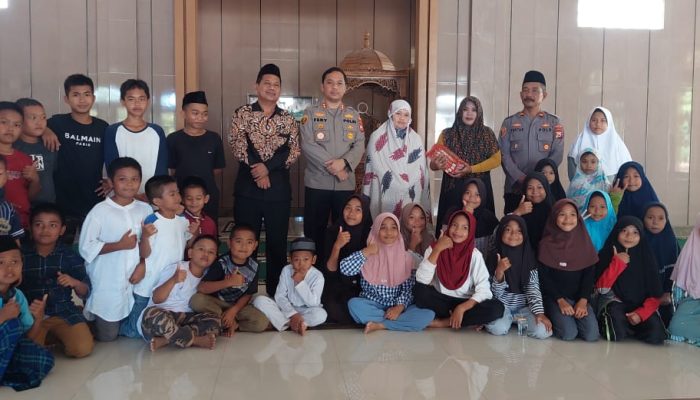 Program 1000 Polres Sinjai, Beri Bantuan Al-Qur’an dan Tali Asih di Mesjid Nurul Muttaqin