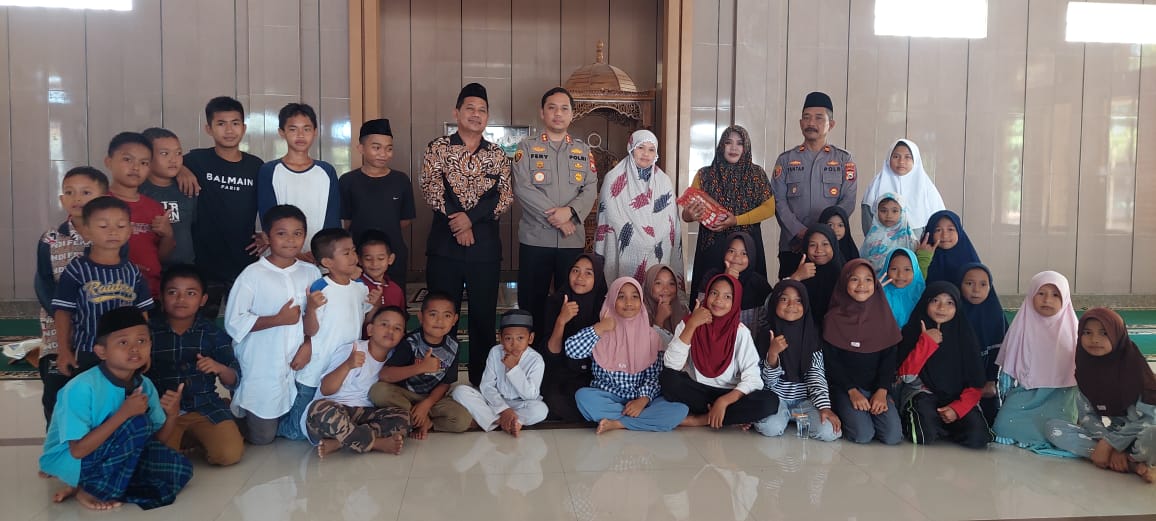 Program 1000 Polres Sinjai, Beri Bantuan Al-Qur'an dan Tali Asih di Mesjid Nurul Muttaqin