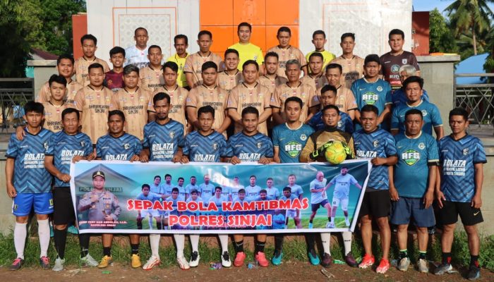 Lewat Sepak Bola Kamtibmas, Kapolres Sinjai Bersama Dandim 1424 Sinjai Jalin Silaturahmi Dengan Warga