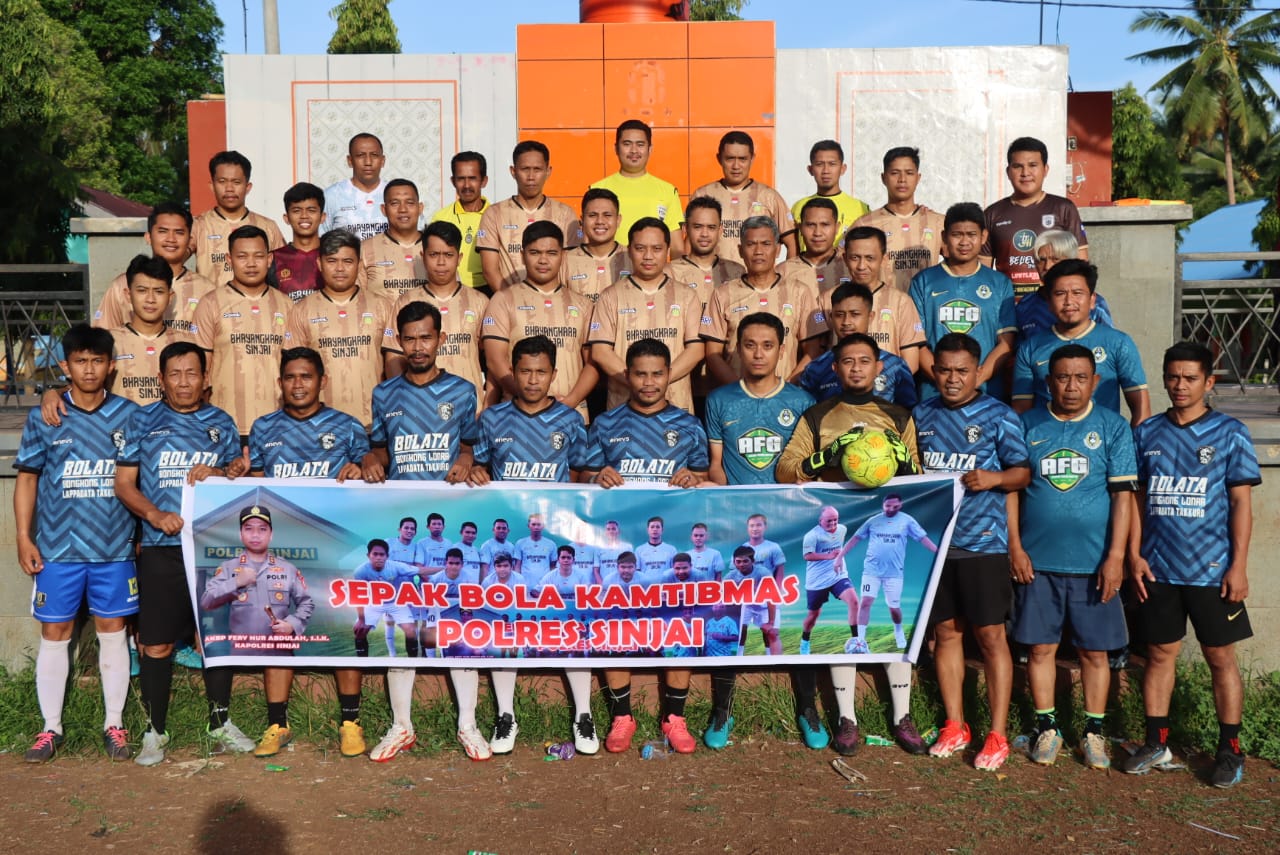 Lewat Sepak Bola Kamtibmas, Kapolres Sinjai Bersama Dandim 1424 Sinjai Jalin Silaturahmi Dengan Warga.