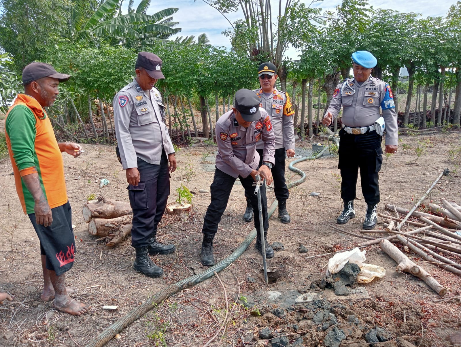 Antisipasi Gagal Panen,Kapolsek Belawa Polres Wajo Bantuan Kompanisasi Sumur Bor Kepada Masyarakat Leppangeng
