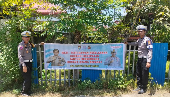 Antisipasi Kecelakaan, Sat Lantas Polres Sinjai Pasang Spanduk Himbauan di Beberapa Titik Rawan Kecelakaan