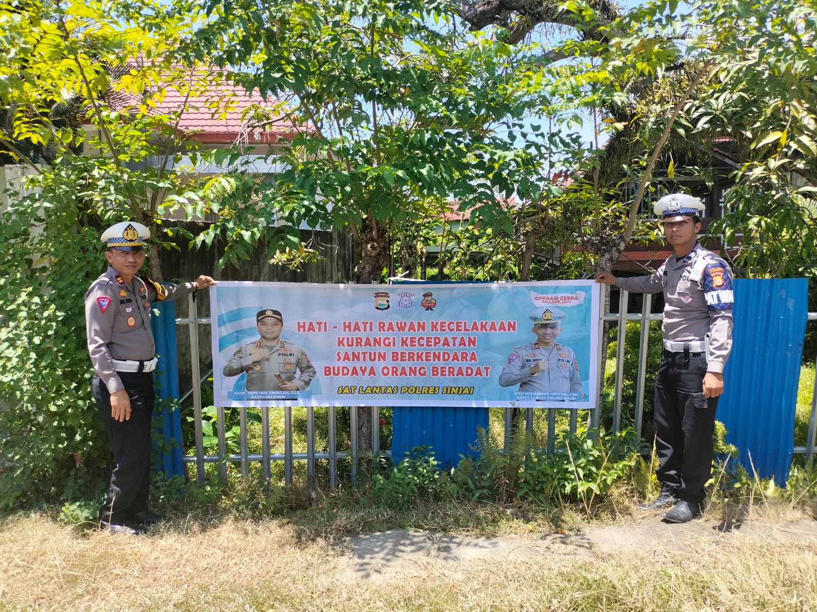 Antisipasi Kecelakaan, Sat Lantas Polres Sinjai Pasang Spanduk Himbauan di Beberapa Titik Rawan Kecelakaan