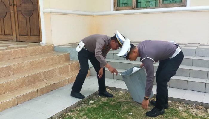 Baksos Religi Satlantas Polres Bone Bersihkan Tempat Ibadah Hingga Berbagi Sembako
