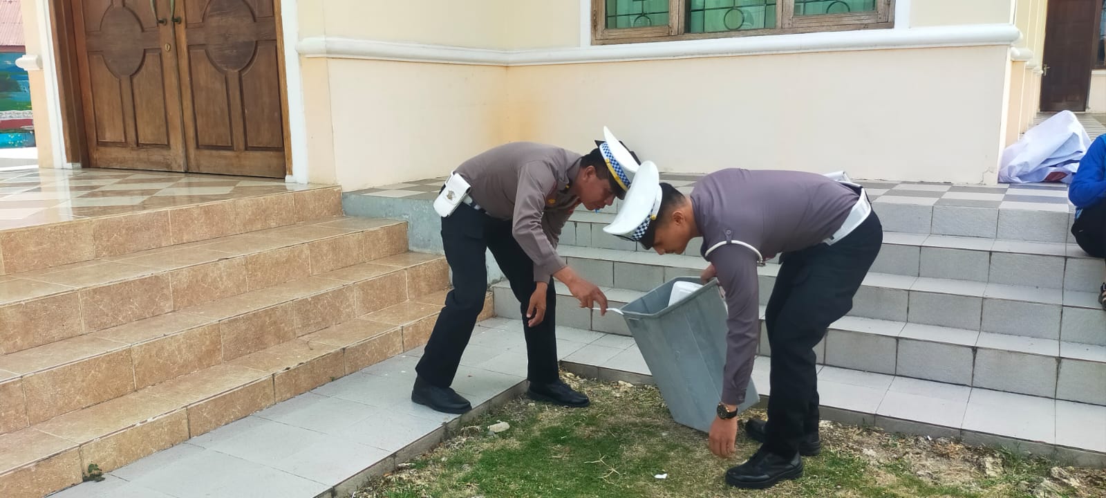 Baksos Religi Satlantas Polres Bone Bersihkan Tempat Ibadah Hingga Berbagi Sembako