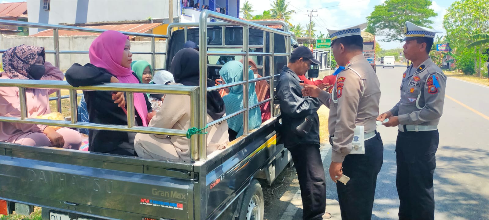 Dilarang! Satlantas Polres Bone Tegur Sopir Mobil Pick Up Angkut Orang