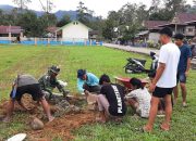 Babinsa Dua Pitue dan Warga Membangun Landasan Tiang Bendera di Lapangan Olah Raga Puang Patangngai
