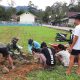 Babinsa Dua Pitue dan Warga Membangun Landasan Tiang Bendera di Lapangan Olah Raga Puang Patangngai