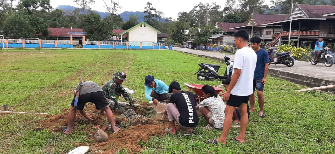 Babinsa Dua Pitue dan Warga Membangun Landasan Tiang Bendera di Lapangan Olah Raga Puang Patangngai
