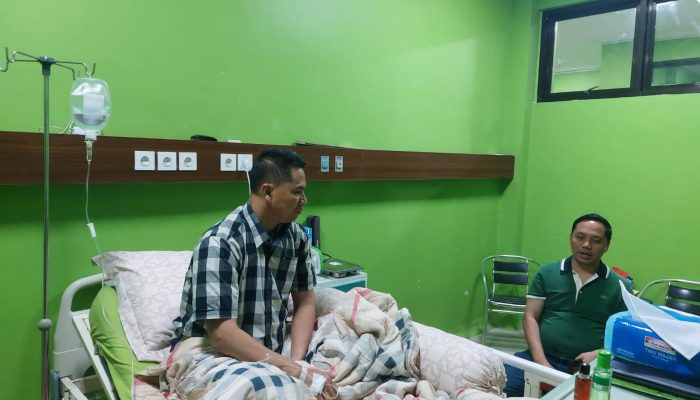 Wujud Kepedulian, Kapolres Sinjai Jenguk Wakapolres Yang Sedang Sakit dan Dirawat di RSUD