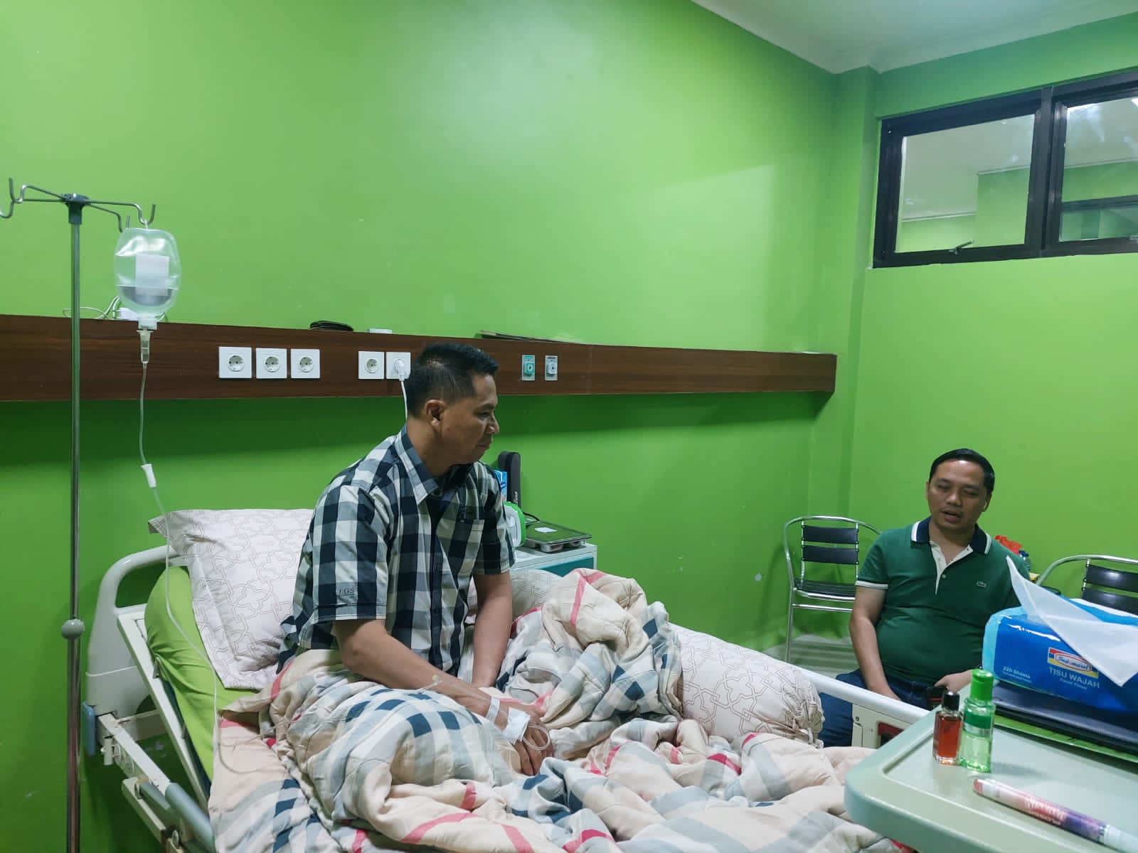 Wujud Kepedulian, Kapolres Sinjai Jenguk Wakapolres Yang Sedang Sakit dan Dirawat di RSUD