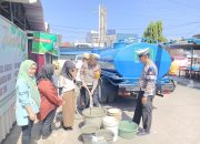 Sat Lantas Polres Sinjai Bagikan Air Bersih Kepada Warga Dalam Rangka HUT Lalulintas Bhayangkara ke 68