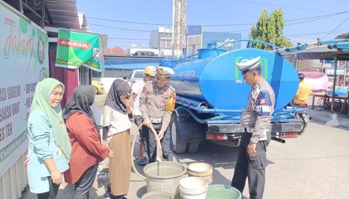 Sat Lantas Polres Sinjai Bagikan Air Bersih Kepada Warga Dalam Rangka HUT Lalulintas Bhayangkara ke 68