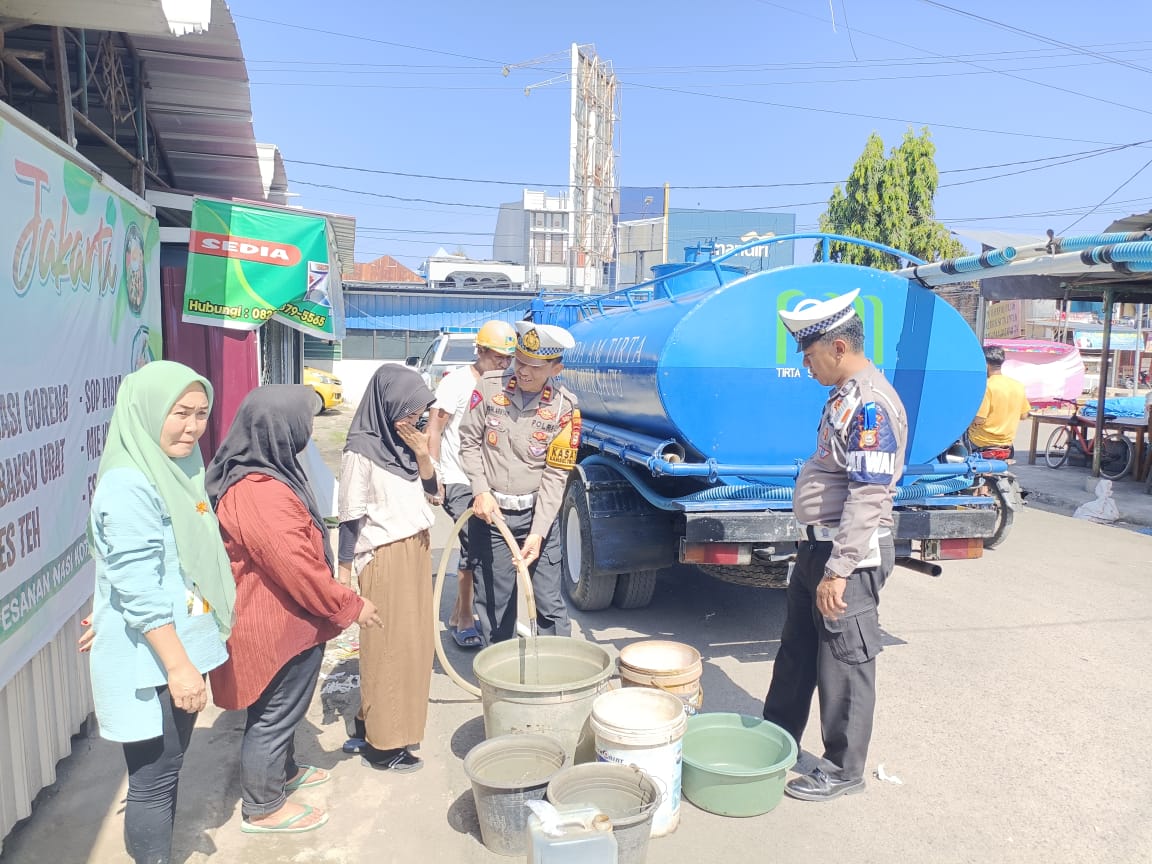 Sat Lantas Polres Sinjai Bagikan Air Bersih Kepada Warga Dalam Rangka HUT Lalulintas Bhayangkara ke 68