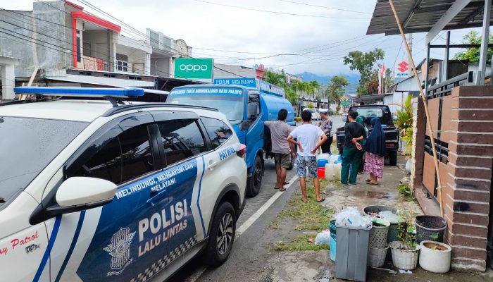 Dalam Rangka HUT Lalulintas Bhayangkara ke 68 Sat lantas Polres Palopo Berbagi Air Bersih Ke Warga
