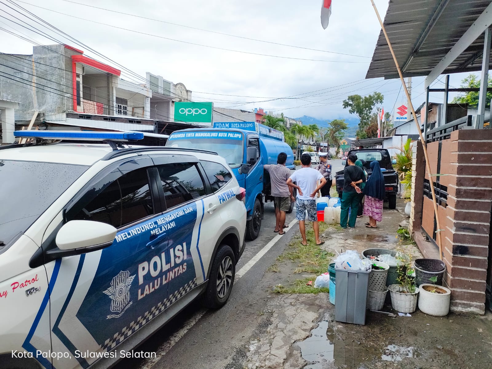 Dalam Rangka HUT Lalulintas Bhayangkara ke 68 Sat lantas Polres Palopo Berbagi Air Bersih Ke Warga