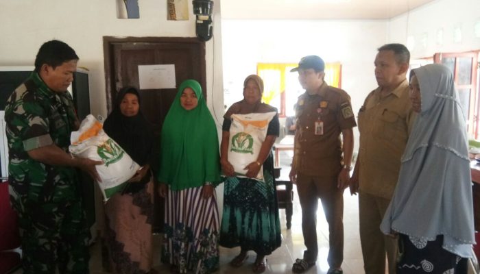 Babinsa Kelurahan Benteng Laksanakan Pengawalan Panyaluran Bantuan Pangan