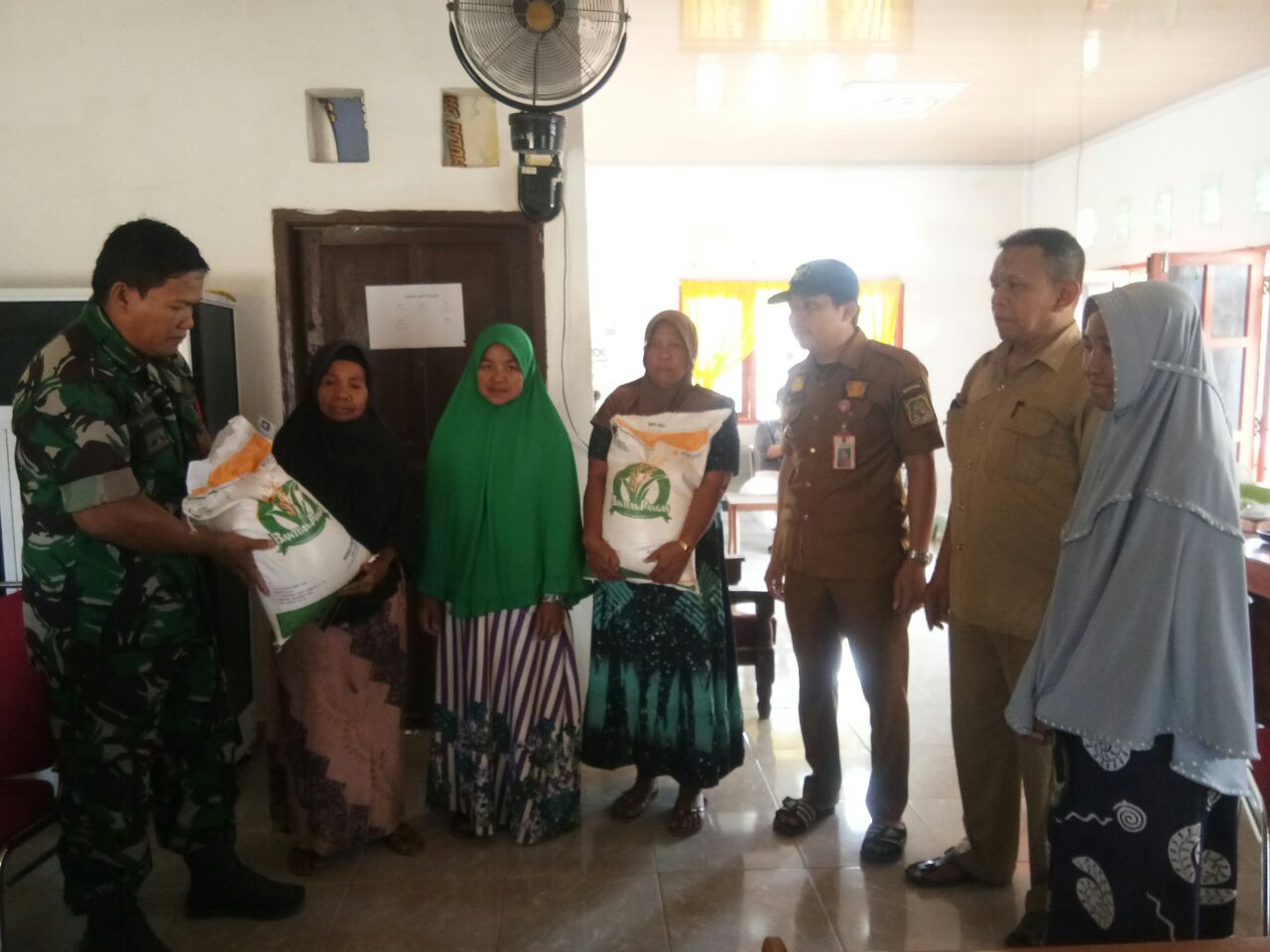 Babinsa Kelurahan Benteng Laksanakan Pengawalan Panyaluran Bantuan Pangan