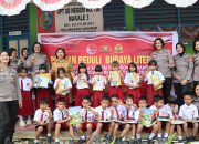 Srikandi Polres Tana Toraja Berbagi Buku dan Alat Tulis di SDN 3 Makale