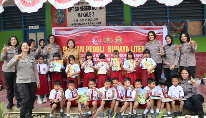 Srikandi Polres Tana Toraja Berbagi Buku dan Alat Tulis di SDN 3 Makale