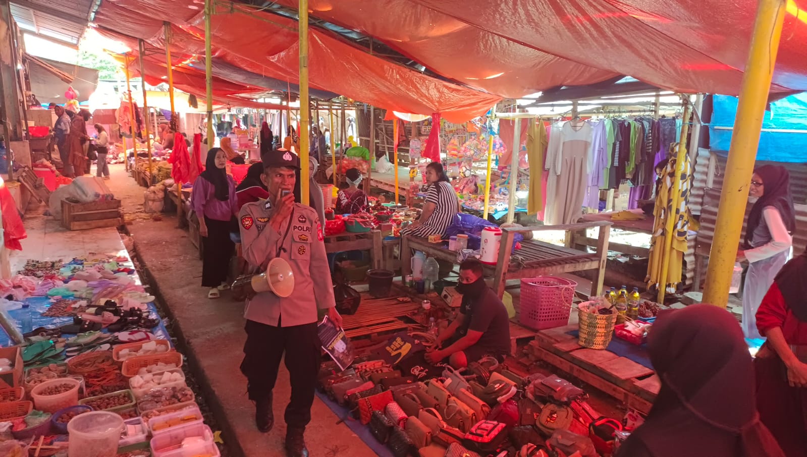 Personel Polsek Sabbangparu Melaksanakan Pengamanan di Pasar Salojampu Sekaligus Himbau Warga Cegah Karhutla