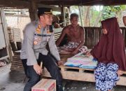 Bentuk Kepedulian Kapolres Soppeng Salurkan Bantuan Sosial Kepada Dua Lansia di Cabenge