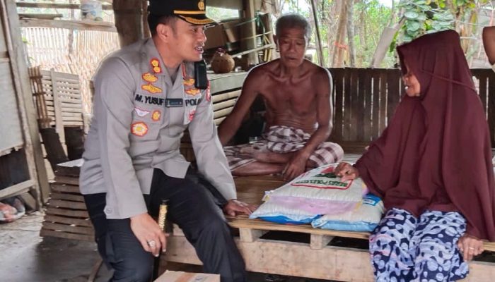 Bentuk Kepedulian Kapolres Soppeng Salurkan Bantuan Sosial Kepada Dua Lansia di Cabenge