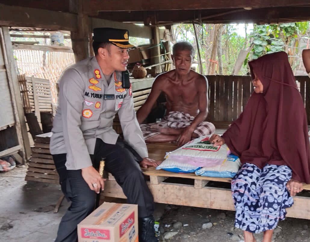 Bentuk Kepedulian Kapolres Soppeng Salurkan Bantuan Sosial Kepada Dua Lansia di Cabenge