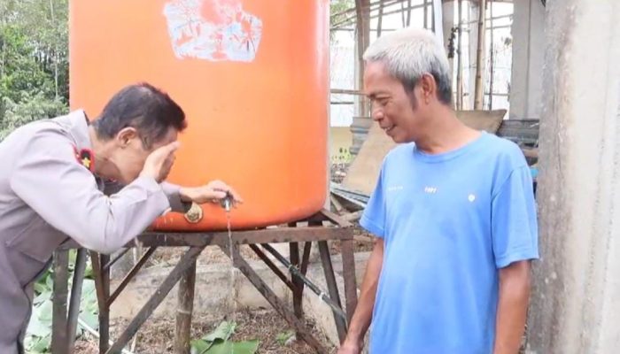 Peduli Lingkungan, Polres Toraja Utara Salurkan Bantuan Toren dan Mesin Pompa Air untuk Warga