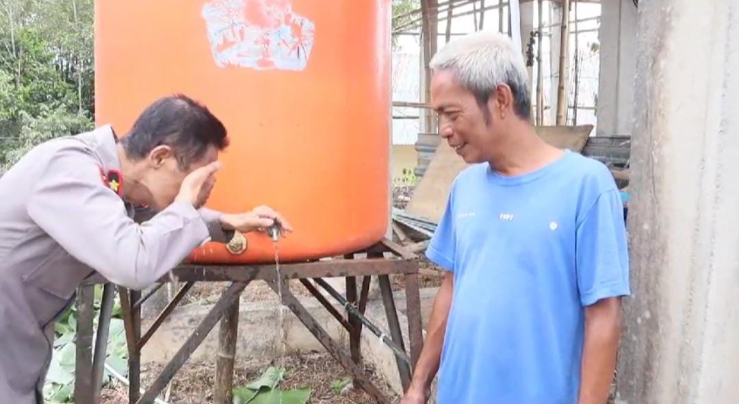 Peduli Lingkungan, Polres Toraja Utara Salurkan Bantuan Toren dan Mesin Pompa Air untuk Warga