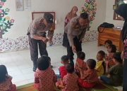 Polsek Keera Laksanakan Program Polri Peduli Budaya Literasi ,Bagi Buku Di Sekolah