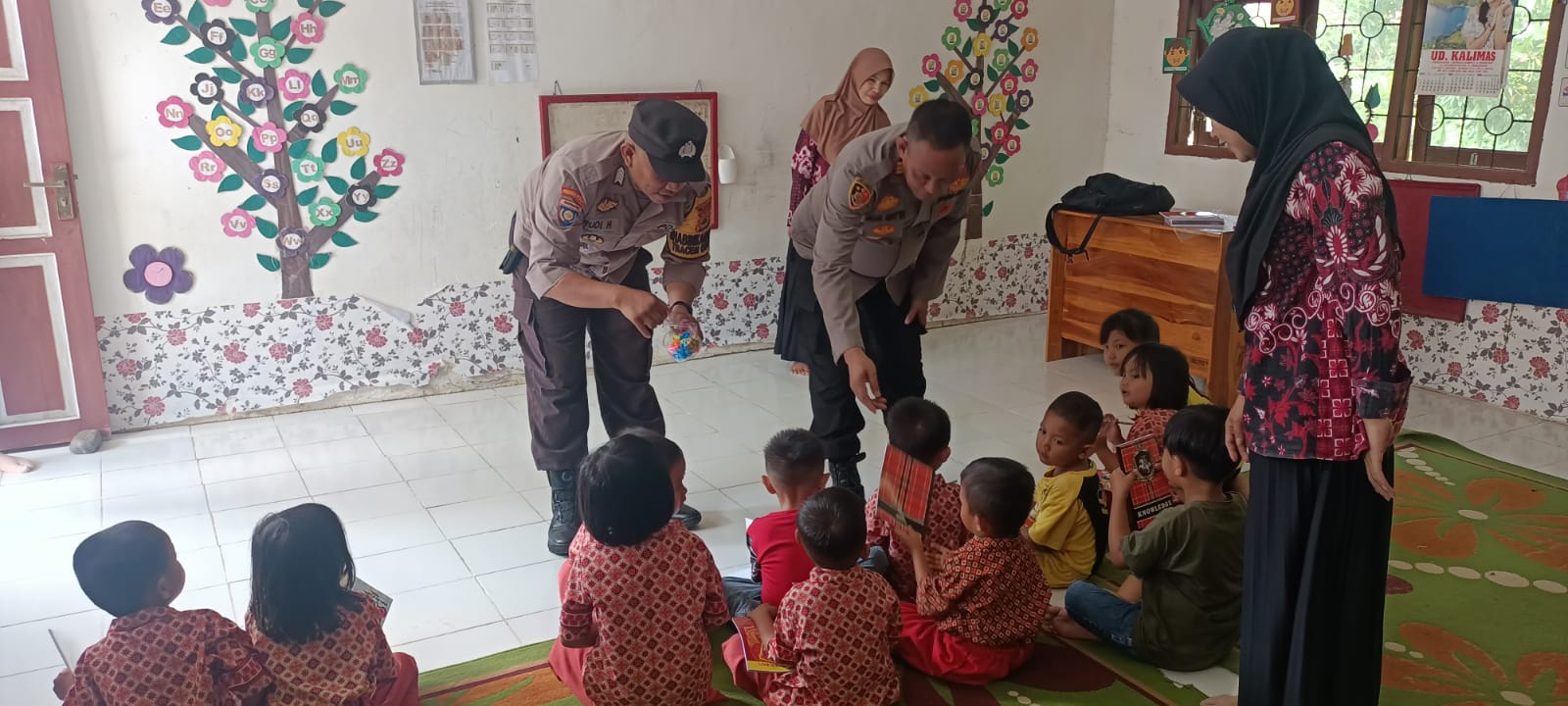 Polsek Keera Laksanakan Program Polri Peduli Budaya Literasi ,Bagi Buku Di Sekolah