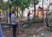 Kapolsek Pitumpanua Bersama Damkar dan Masyarakat Padamkan Kebakaran Rumah Warga
