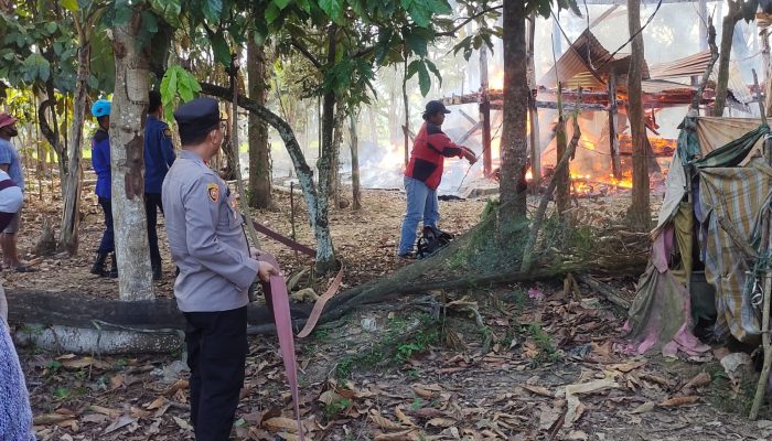 Kapolsek Pitumpanua Bersama Damkar dan Masyarakat Padamkan Kebakaran Rumah Warga