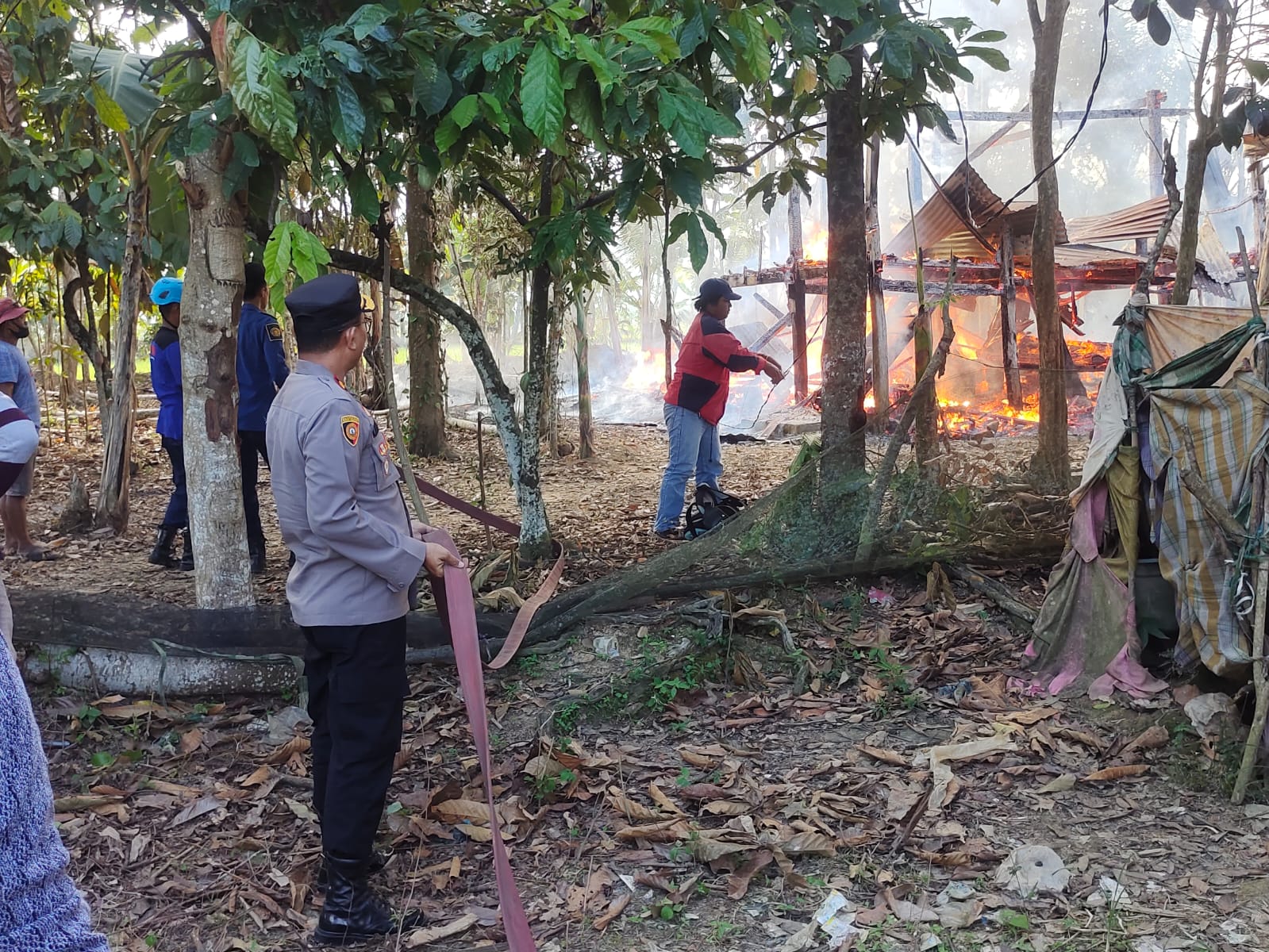 Kapolsek Pitumpanua Bersama Damkar dan Masyarakat Padamkan Kebakaran Rumah Warga