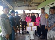 Program Peduli Polres Sinjai, Kapolsek Sinjai Timur Bersama Bhayangkari Beri Bantuan Korban Kecelakaan Laut