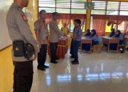 Peduli Budaya Literasi, Polsek Gilireng Polres Wajo Bagi Buku ke Pelajar SMPN 1 Gilireng