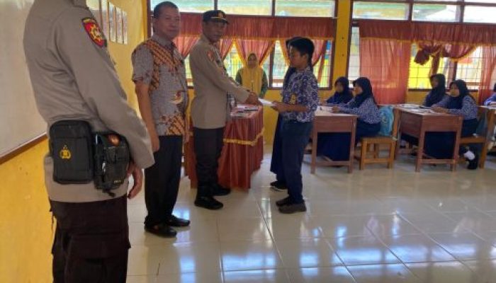 Peduli Budaya Literasi, Polsek Gilireng Polres Wajo Bagi Buku ke Pelajar SMPN 1 Gilireng