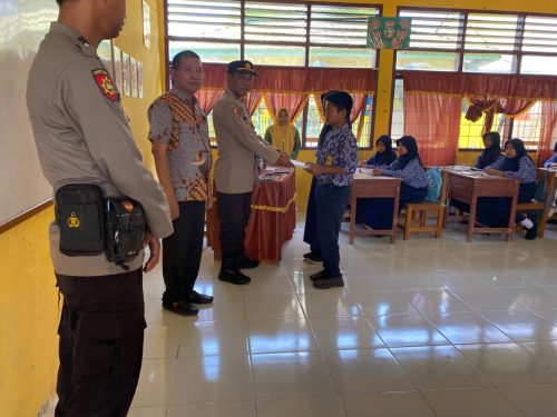 Peduli Budaya Literasi, Polsek Gilireng Polres Wajo Bagi Buku ke Pelajar SMPN 1 Gilireng