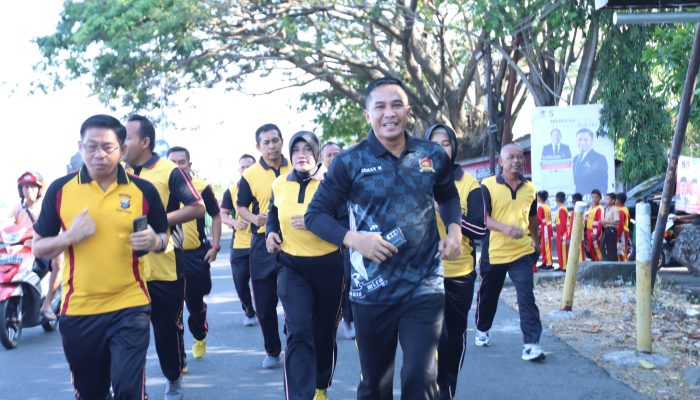 Tingkatkat Imun Dan Menjaga Stamina kapolres Mengajak Perdonel Jalan Sehat