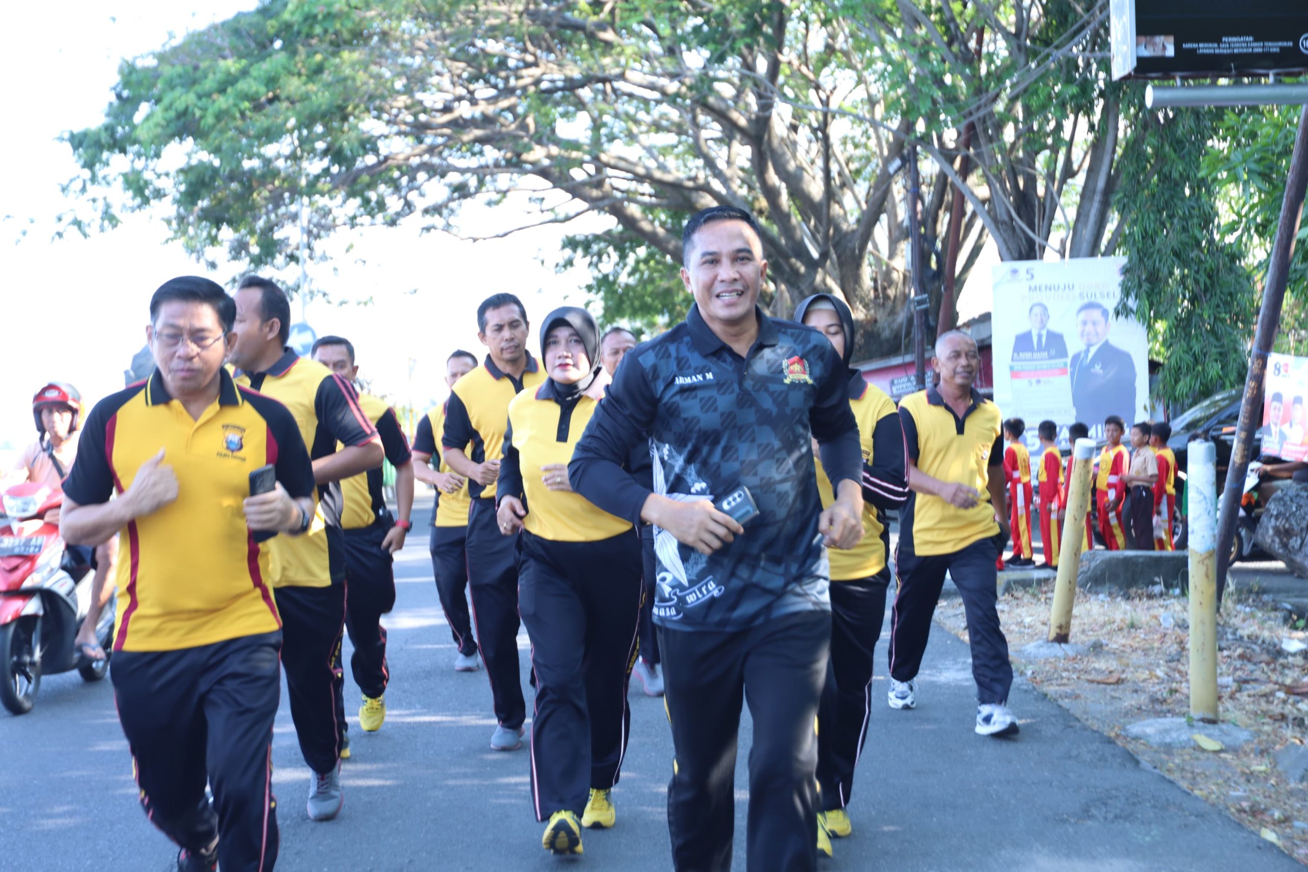 Tingkatkat Imun Dan Menjaga Stamina kapolres Mengajak Perdonel Jalan Sehat