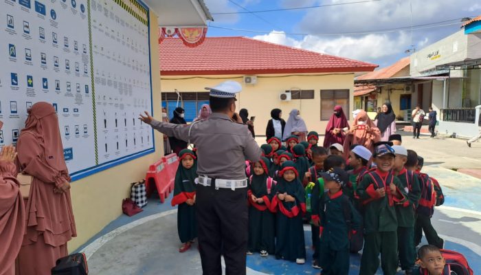 Sat Lantas Polres Sinjai Perkenalkan Tugas Polisi Kepada Anak TK Saat Kunjungi Mapolres
