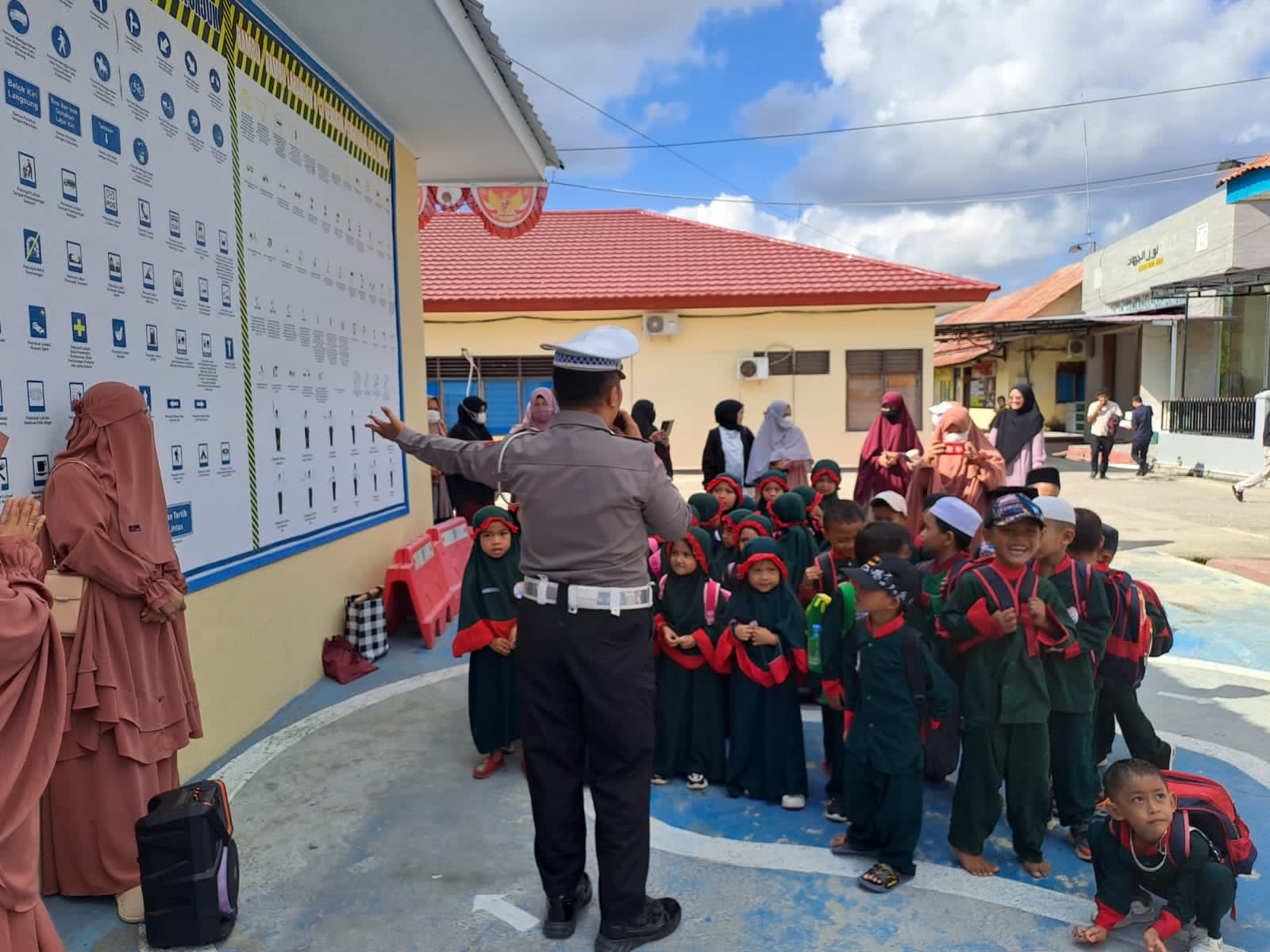 Sat Lantas Polres Sinjai Perkenalkan Tugas Polisi Kepada Anak TK Saat Kunjungi Mapolres
