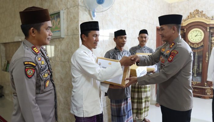 Safari Jumat Curhat, Kapolres Parepare AKBP. Arman Muis Silaturahmi Dengan Jamaah Masjid Jami Nurul Iman Lemoe