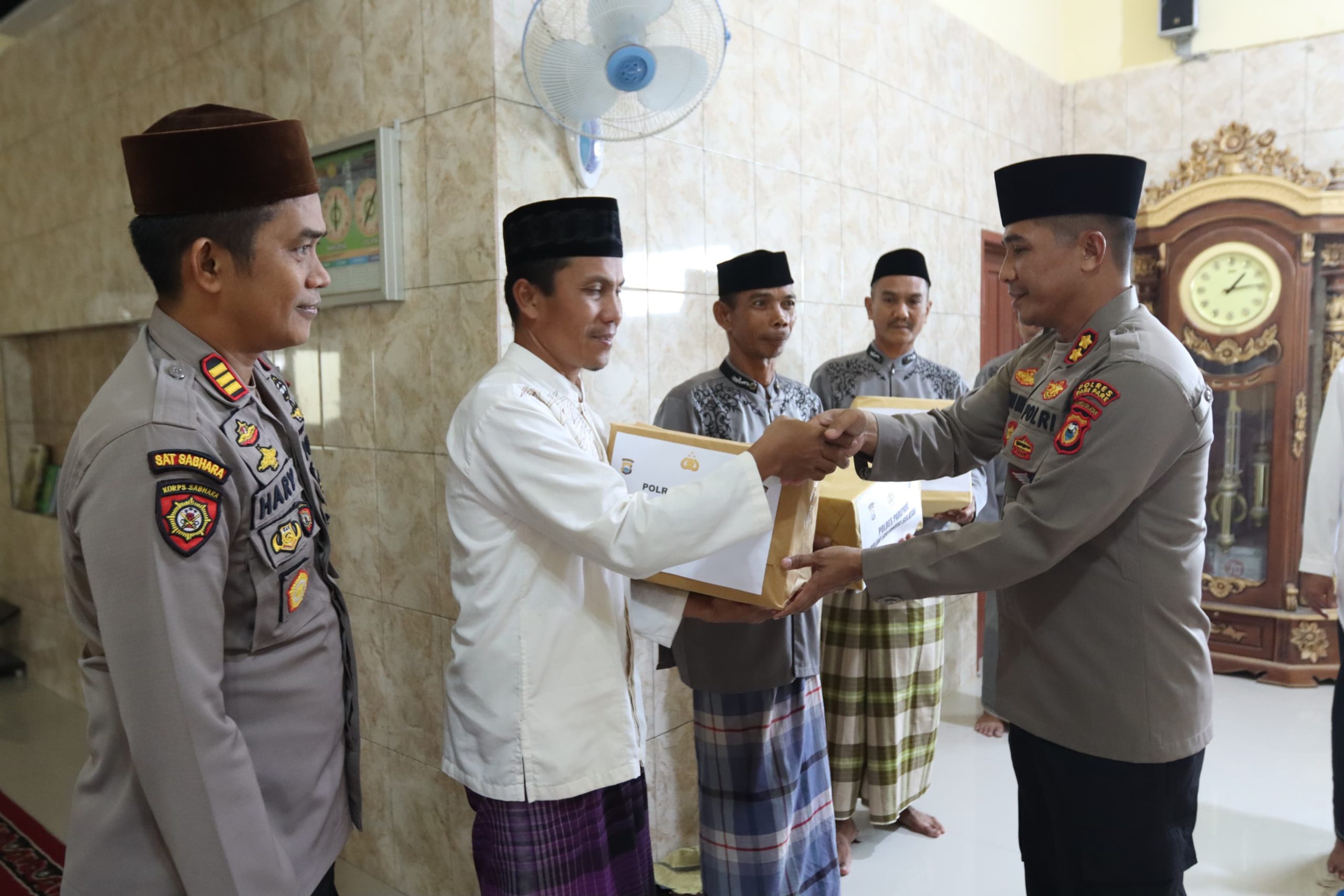 Safari Jumat Curhat, Kapolres Parepare AKBP. Arman Muis Silaturahmi Dengan Jamaah Masjid Jami Nurul Iman Lemoe