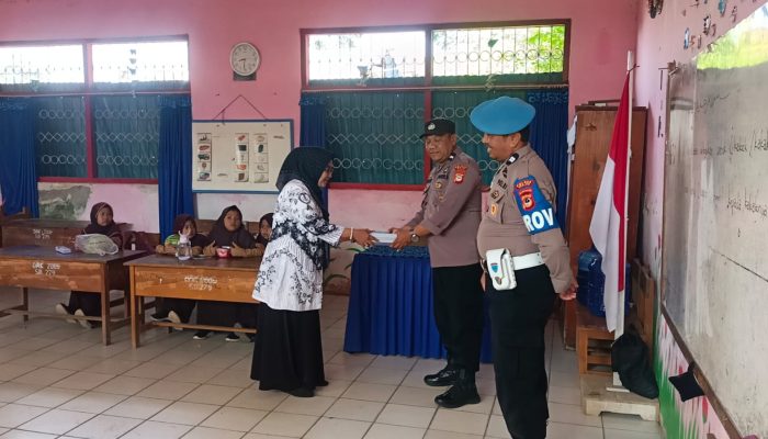 Polsek Belawa Polres Wajo Bagikan Buku Ke Sekolah Dasar, AKP Ramli : Wujud Polri Peduli Budaya Literasi
