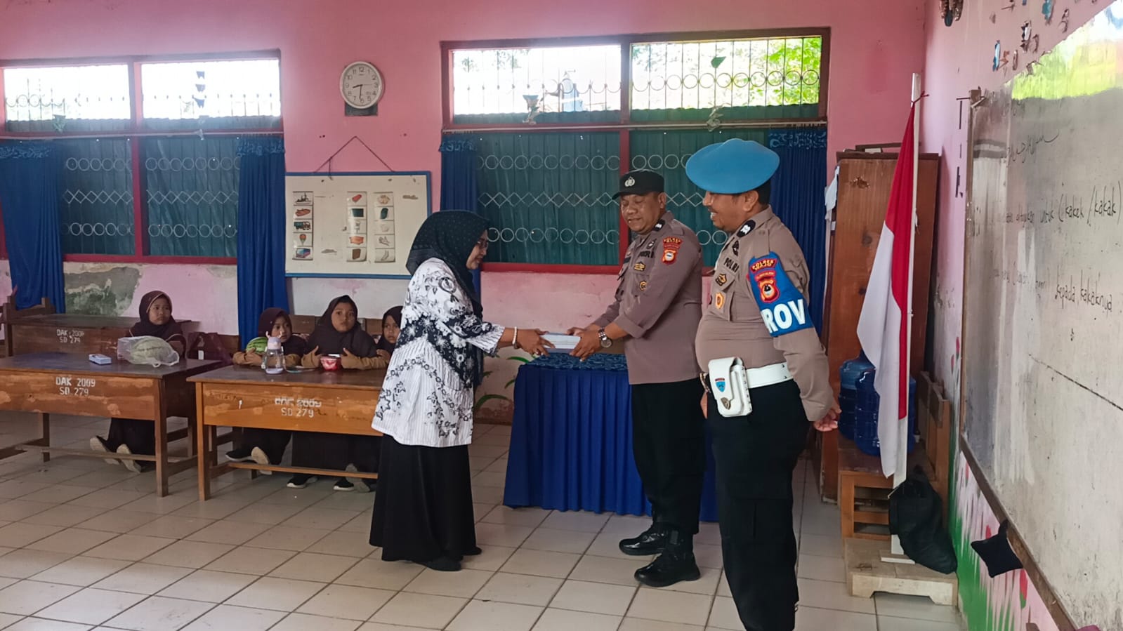 Polsek Belawa Polres Wajo Bagikan Buku Ke Sekolah Dasar, AKP Ramli : Wujud Polri Peduli Budaya Literasi